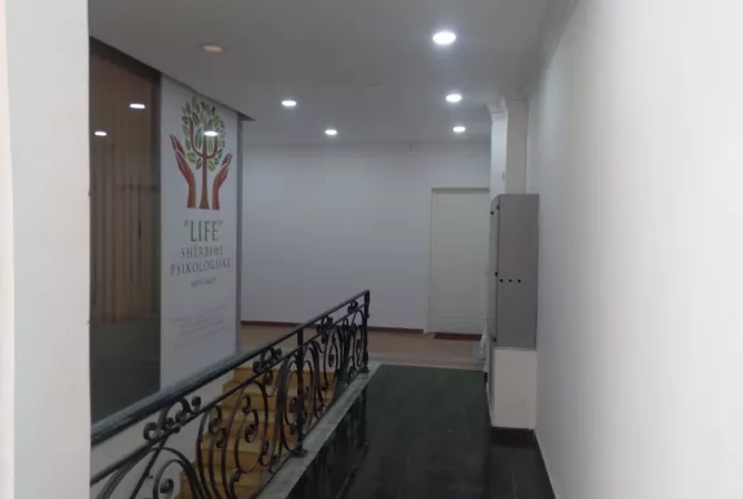 Prane rruges kryesore Bar Oslo