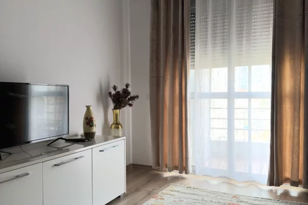 Shtepi me qera Apartament ne Tirane, 1+1, Mobilimi E mobiluar, Pagesa 450  Euro.