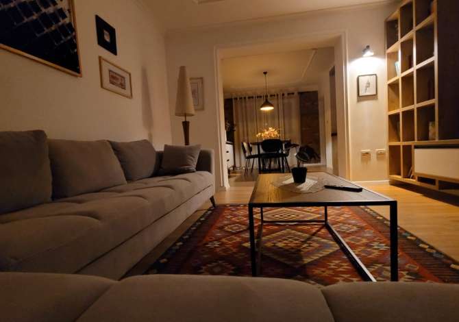 Jepet me qera super apartament 2+1 Tek Liceu Artistik/ 