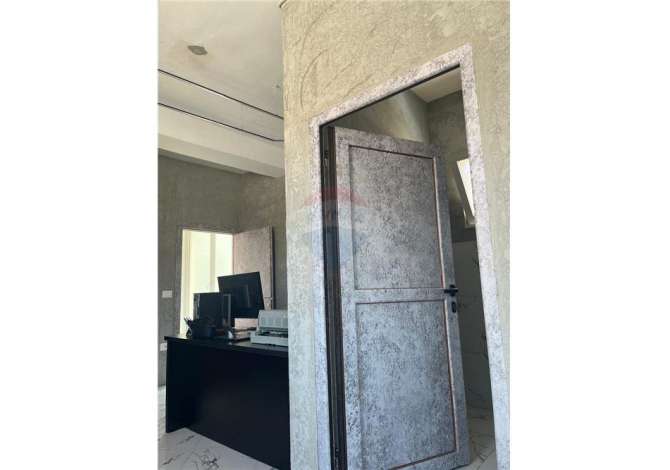 Ambient biznesi me qera 3+1 ne Tirane - 300 Euro