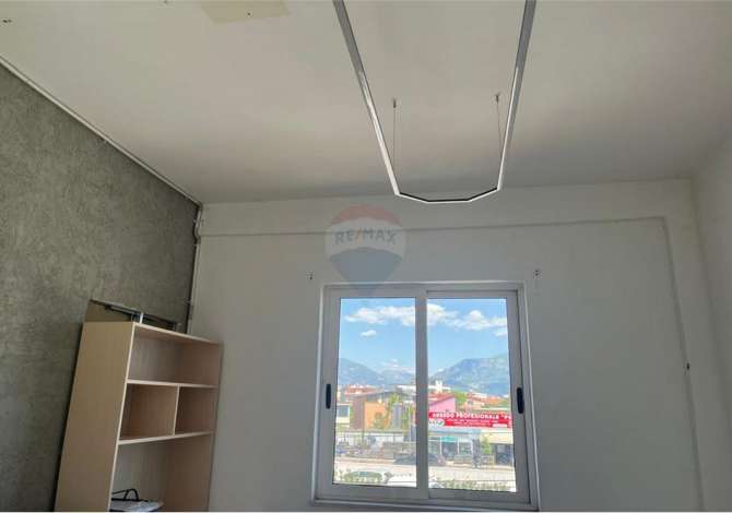 Ambient biznesi me qera 3+1 ne Tirane - 300 Euro