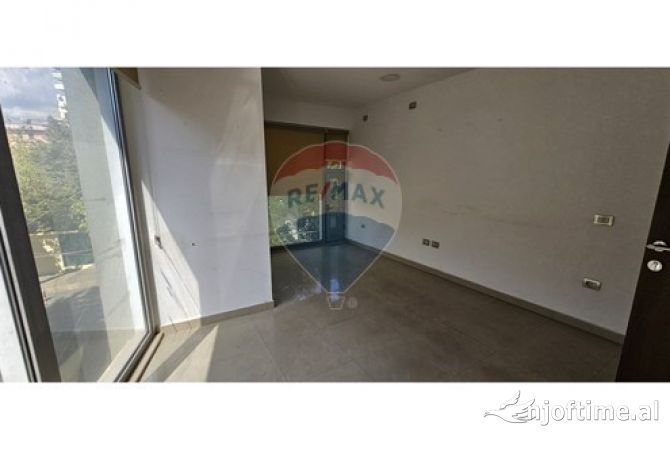 Jepet ambient zyre me qera tek Pazari i Ri