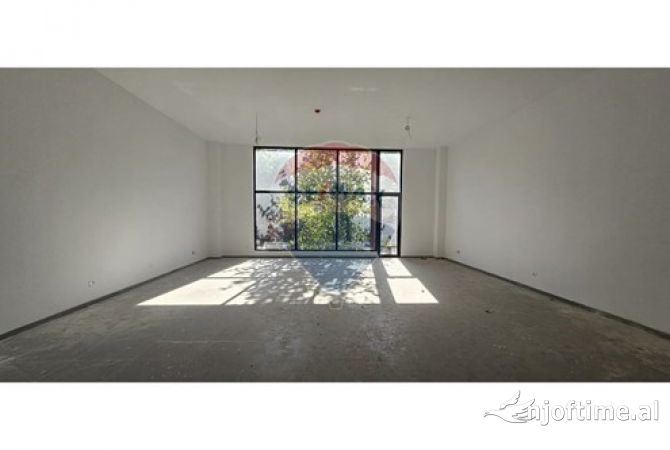 Ambiente Commerciale in Affitto 3+1 a Tirana - 2,300 Euro