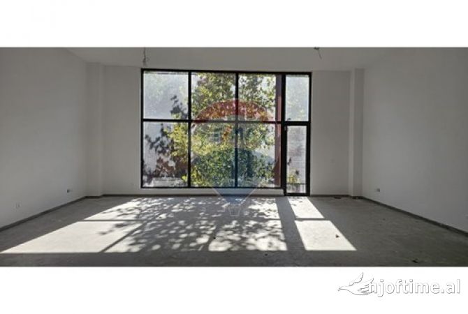 Ambiente Commerciale in Affitto 3+1 a Tirana - 2,300 Euro