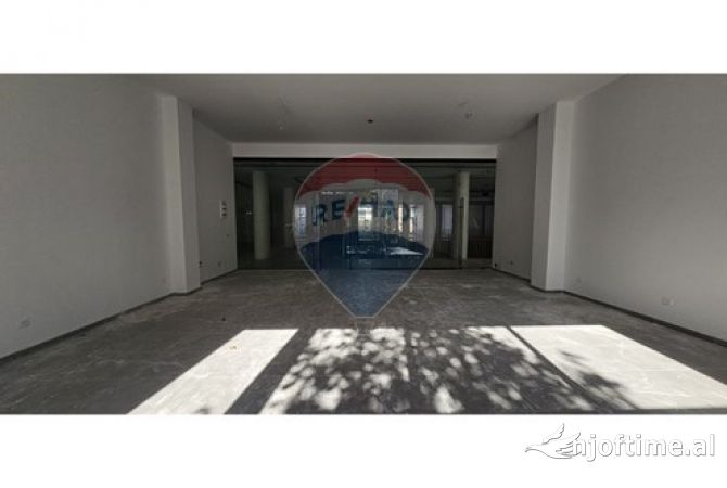 Ambiente Commerciale in Affitto 3+1 a Tirana - 2,300 Euro