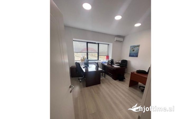 Ambiente Commerciale in Vendita 4+1 a Tirana - 566,500 Euro