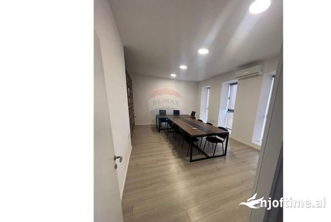 Ambiente Commerciale in Vendita 4+1 a Tirana - 566,500 Euro