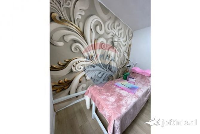 Ofrohet per qira ambient per sherbim estetik