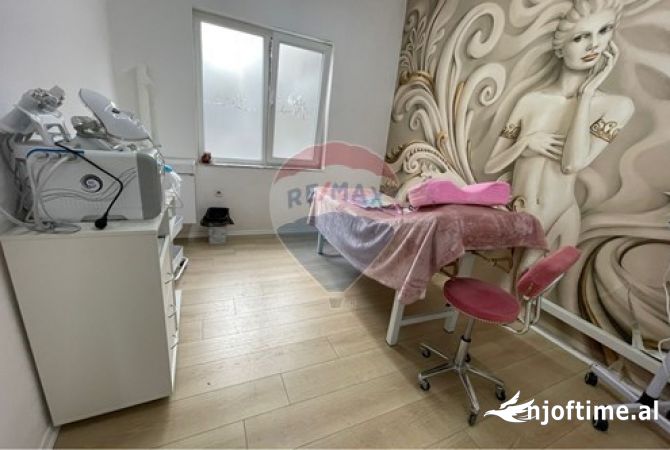 Ofrohet per qira ambient per sherbim estetik