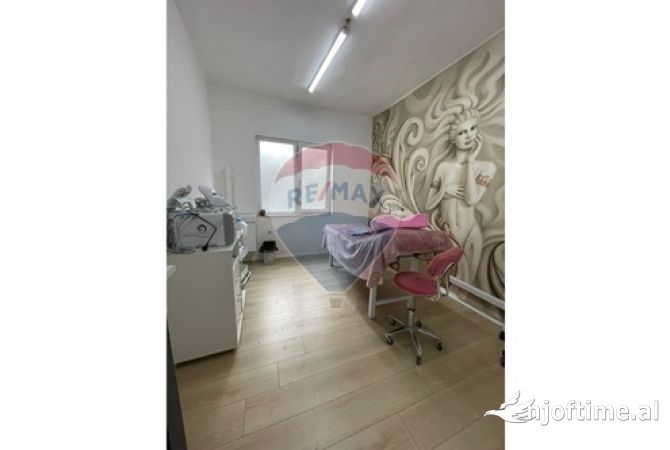 Ofrohet per qira ambient per sherbim estetik