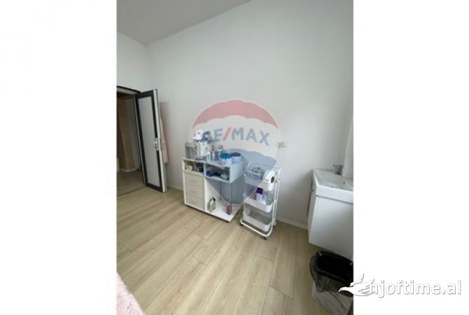 Ofrohet per qira ambient per sherbim estetik