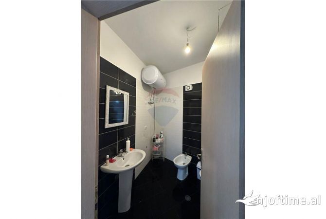 Shtepi ne shitje Apartament ne Tirane, 1+1, Mobilimi E mobiluar, Pagesa 97,000  Euro.