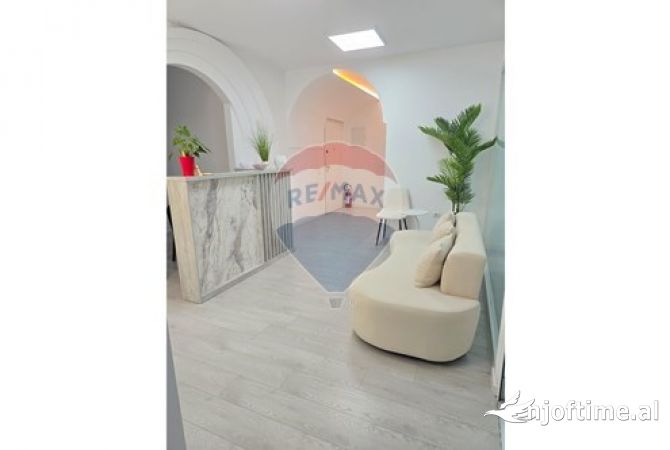 Shitet biznes qender estetike ,ne Bllok