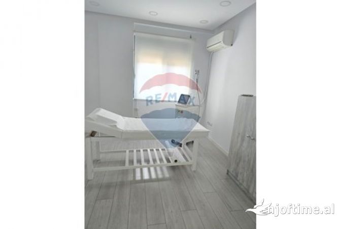 Shitet biznes qender estetike ,ne Bllok