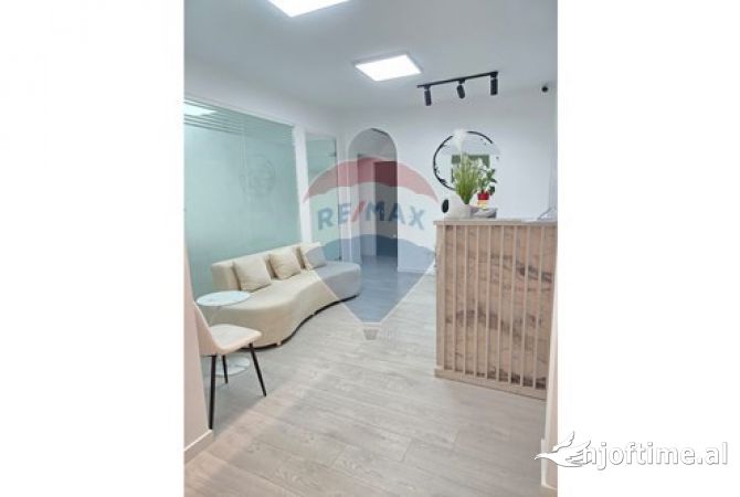 Shitet biznes qender estetike ,ne Bllok