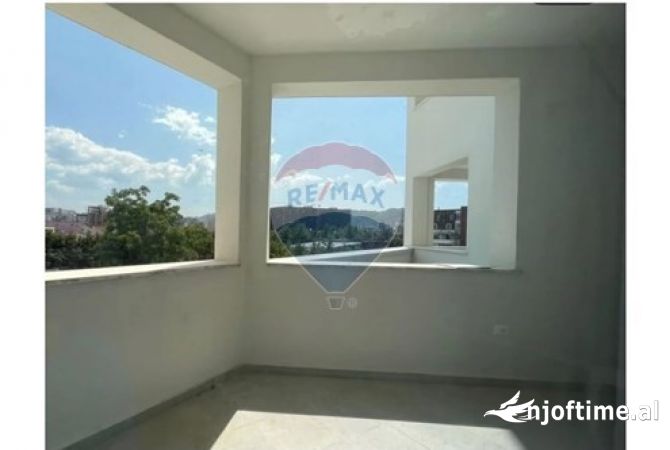 Ofrohet per qira ambient per perdorim zyre ne Riverside Residence