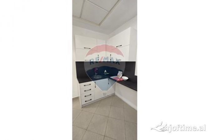 Ambiente Commerciale in Affitto 3+1 a Tirana - 800 Euro