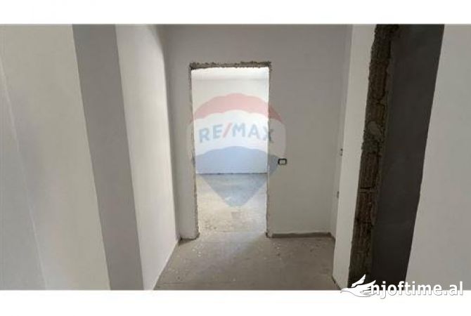 Shtepi ne shitje Apartament ne Tirane, 1+1, Mobilimi Bosh, pa mobiluar, Pagesa 103,000  Euro.