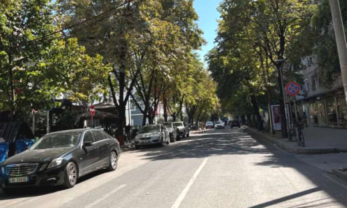 Shitet njesi biznesi e ndare ne dy ambiente 