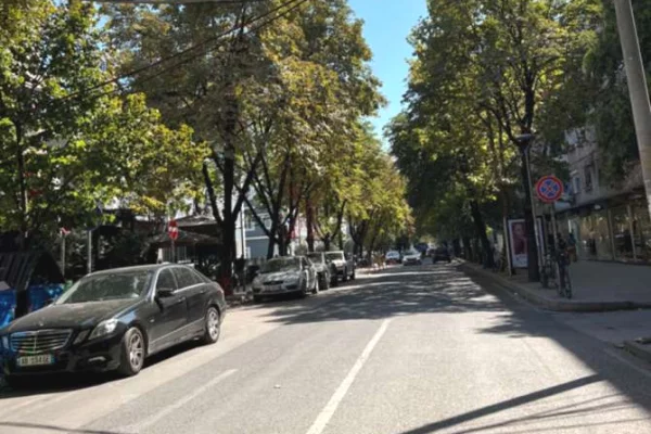 Shitet njesi biznesi e ndare ne dy ambiente 