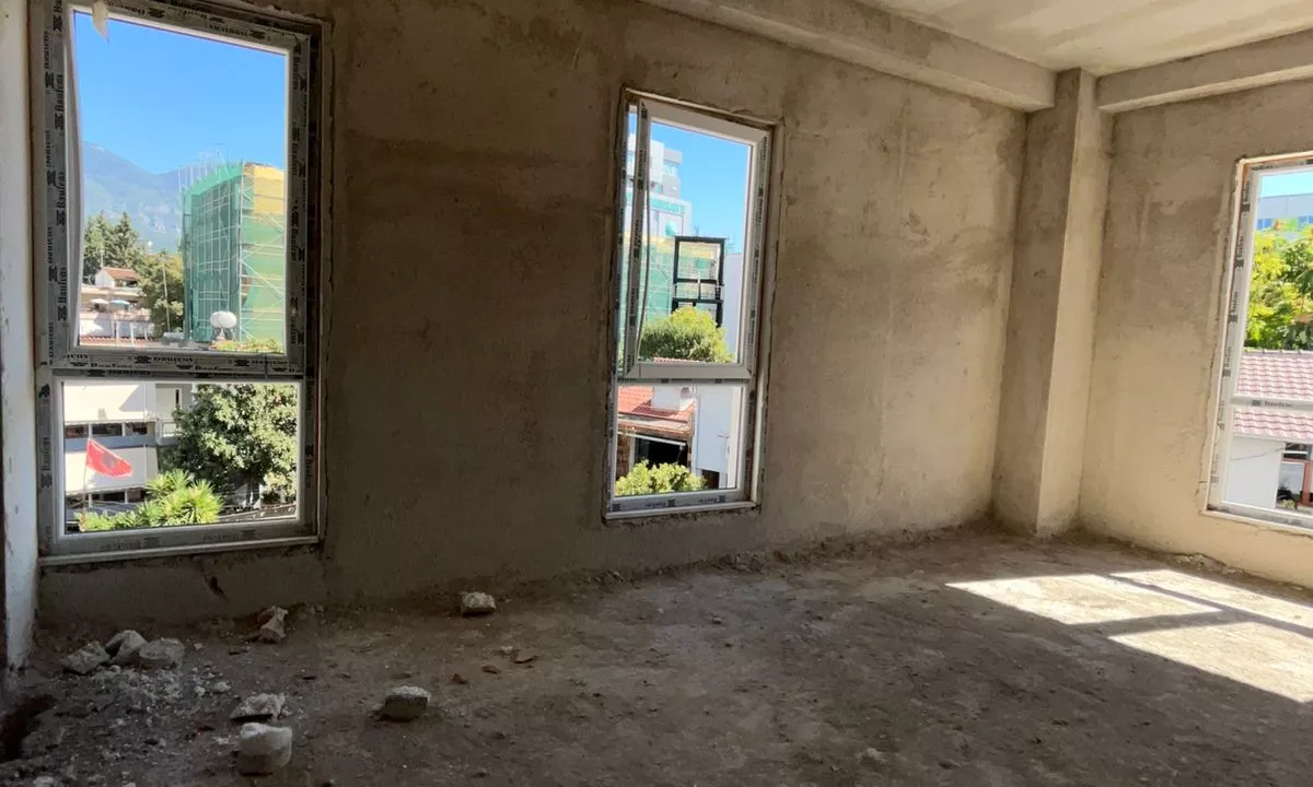 Shtepi ne shitje Apartament ne Tirane, 1+1, Mobilimi Bosh, pa mobiluar, Pagesa 95,000  Euro.