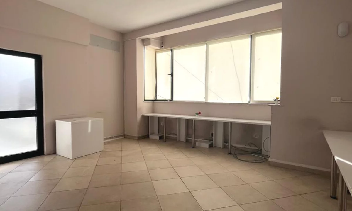 Qera, Ambjent Biznesi, 21 Dhjetori, Tirane