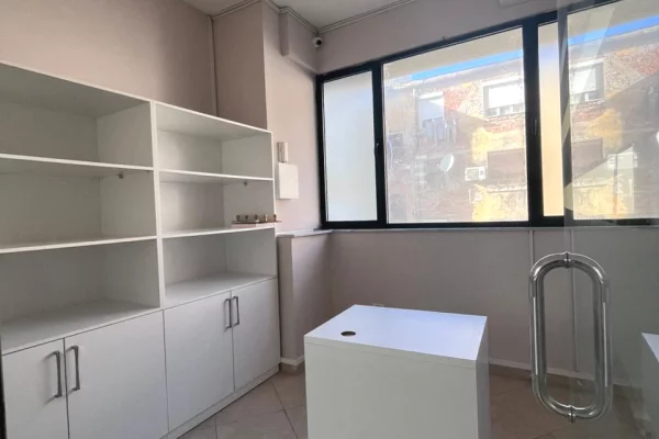 Ambient biznesi me qera 1+1 ne Tirane - 100,000 Leke