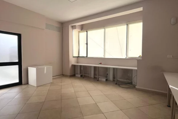 Ambient biznesi me qera 1+1 ne Tirane - 100,000 Leke