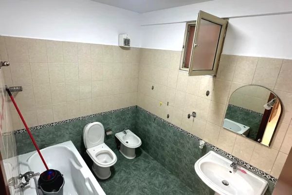 Shtepi ne shitje Apartament ne Tirane, 2+1, Mobilimi E mobiluar, Pagesa 220,000  Euro.