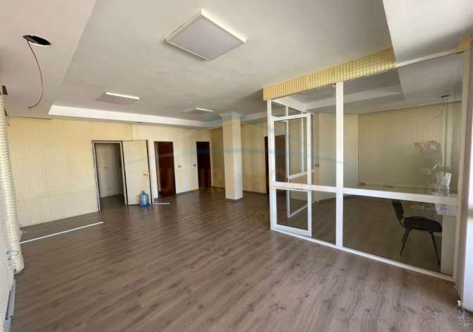 Ambiente Commerciale in Affitto 3+1 a Tirana - 1,300 Euro