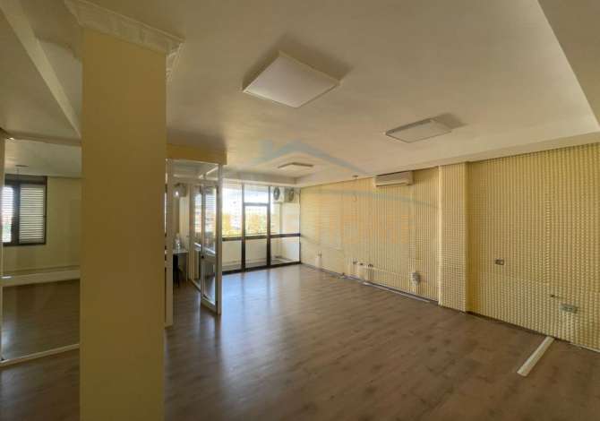 Ambiente Commerciale in Affitto 3+1 a Tirana - 1,300 Euro