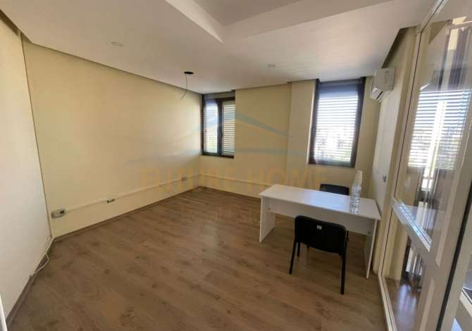Ambiente Commerciale in Affitto 3+1 a Tirana - 1,300 Euro