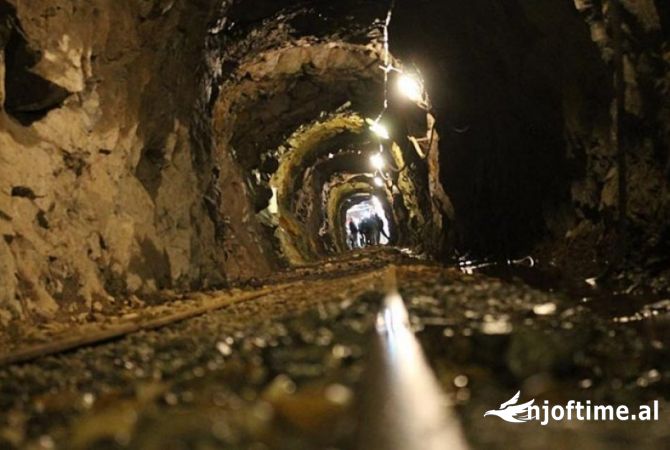 Ambiente Commerciale in Vendita 6+1 a Dibra - 450,000 Euro