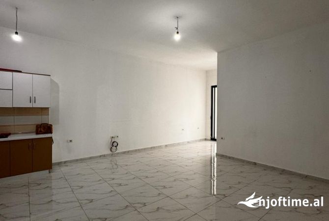 Shtepi me qera Apartament ne Tirane, 1+1, Mobilimi Bosh, pa mobiluar, Pagesa 400  Euro.