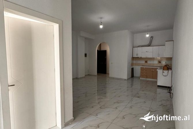 Shtepi me qera Apartament ne Tirane, 1+1, Mobilimi Bosh, pa mobiluar, Pagesa 400  Euro.
