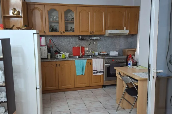 Tek Fusha e Aviacionit jepet me Qera Apartament 2+1. Cmimi 60000 Lek/Muaj