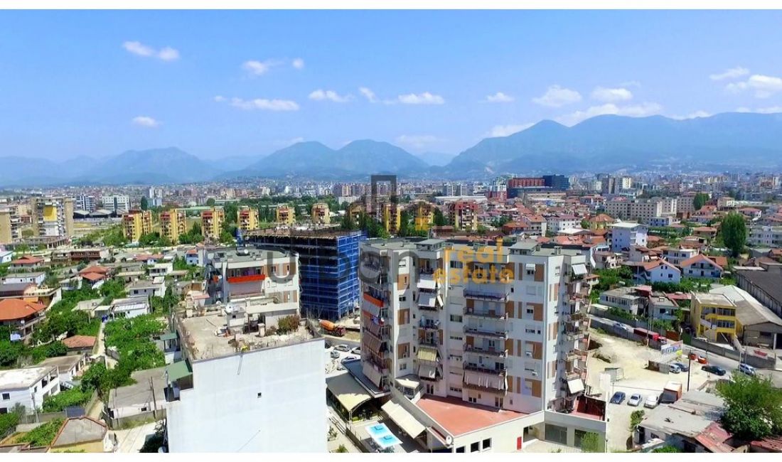 Shitet, Dyqan, Prane Kristal Center, Tirane - 180.000 Euro | 70m2