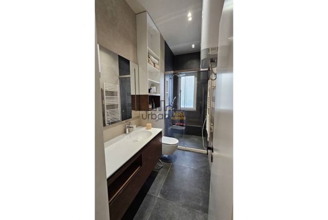 Shtepi ne shitje Apartament ne Tirane, 3+1, Mobilimi E mobiluar, Pagesa 290,000  Euro.