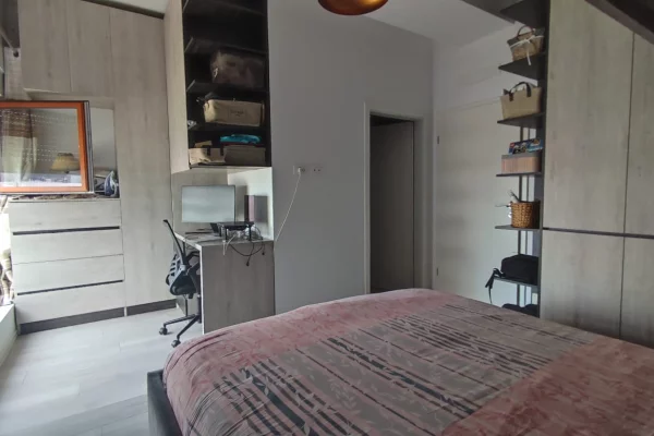 Shtepi ne shitje Apartament ne Tirane, 2+1, Mobilimi E mobiluar, Pagesa 175,000  Euro.