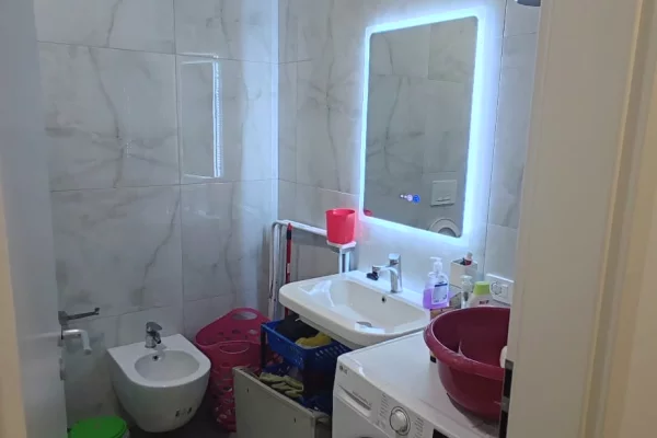 Shtepi ne shitje Apartament ne Tirane, 2+1, Mobilimi E mobiluar, Pagesa 175,000  Euro.