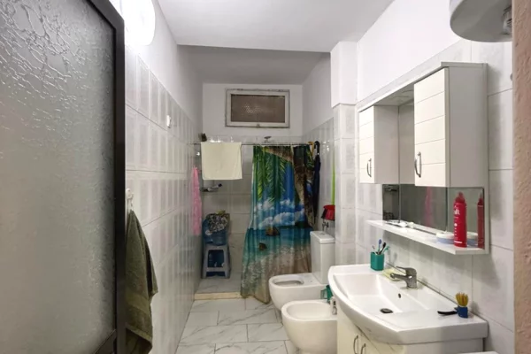 Shtepi ne shitje Apartament ne Tirane, 2+1, Mobilimi E mobiluar, Pagesa 14,000,000  Leke.