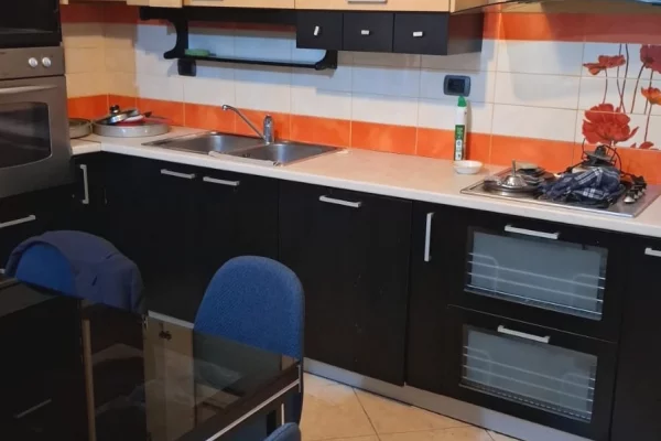 Shtepi me qera Apartament ne Tirane, 2+1, Mobilimi E mobiluar, Pagesa 700  Euro.