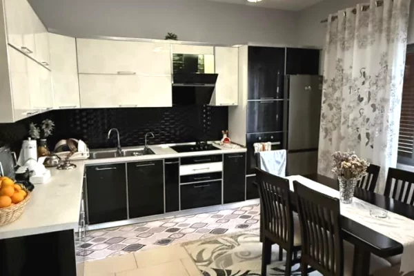 Casa privata/Indipendente in vendita a Tirana 2+1, Arredato