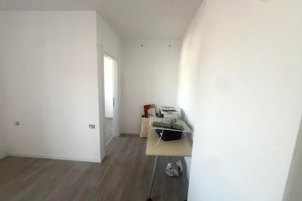 Qera, Ambient Biznesi + Post Parkim, Selite, Tirane - 800Euro | 150 m2