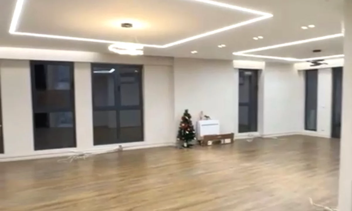 Tirane, jepet me qera ambjent biznesi Kati 2, 240 m2 4.500 Euro (PRANE QENDRES)
