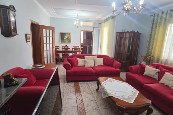 Qera, Pjesë Vile, 3+1+2 , Tregu Elektrik, Tiranë - 800€ | 140 m²