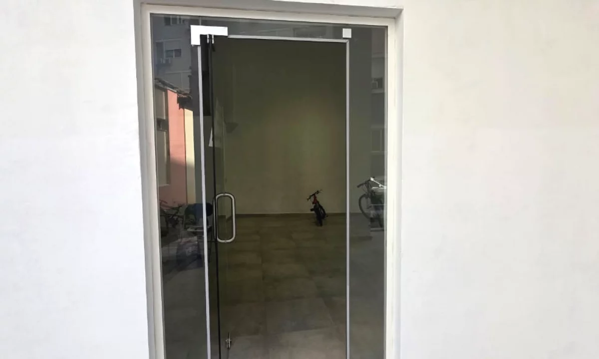 Qera, Dyqan, Prane Rruges se Barrikadave, Tirana - 400Euro | 40 m2