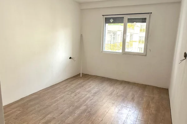 Shtepi ne shitje Apartament ne Tirane, 2+1, Mobilimi Bosh, pa mobiluar, Pagesa 192,000  Euro.