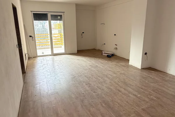 Shtepi ne shitje Apartament ne Tirane, 2+1, Mobilimi Bosh, pa mobiluar, Pagesa 192,000  Euro.