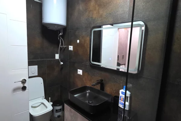 Shtepi me qera Apartament ne Tirane, 2+1, Mobilimi E mobiluar, Pagesa 800  Euro.